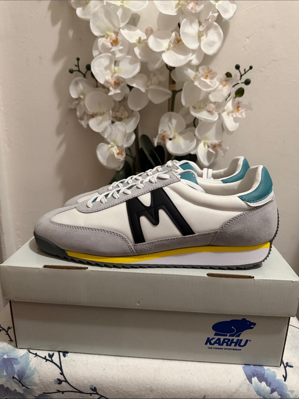 Karhu Aria 95 Runner in White, Gray & Teal